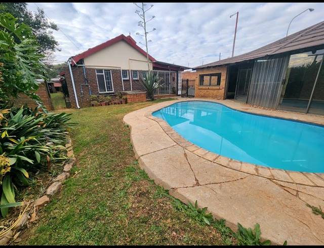 4 BEDROOM HOUSE FOR SALE IN SINOVILLE